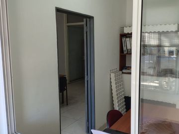 Deposito con oficinas y local en alquiler