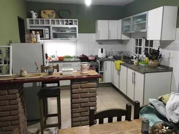 CASA DE 5 AMBIENTES EN VENTA - VILLA UDAONDO