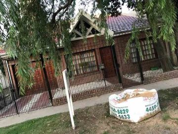 CASA DE 5 AMBIENTES EN VENTA - VILLA UDAONDO