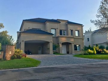 Hermoso Chalet de 420m2 cubiertos en Country Saint Thomas - Canning