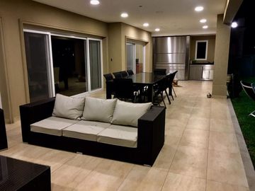 Hermoso Chalet de 420m2 cubiertos en Country Saint Thomas - Canning