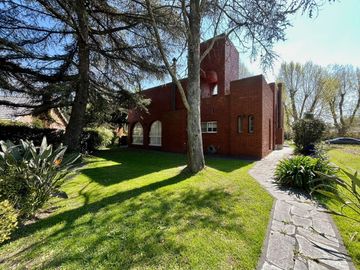 HERMOSO CHALET DE 7 AMB EN COUNTRY EL PARAISO