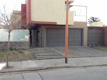 CHALET DE CATEGORIA. 1° CALIDAD DE CONSTRUCION 4 DORMITORIOS