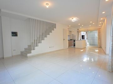Venta Triplex 4 Ambientes Con Cochera Y Parrilla En Ciudad Jardin