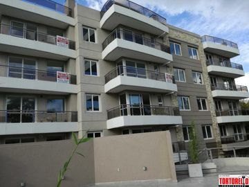 Edificio de categoría, Bv. Evita esquina Bernardino Rivadavia, Moreno, exclusivas unidades en alquiler de 2 ambientes, Primer piso.-