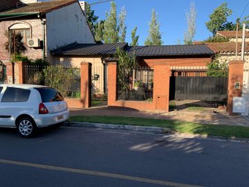 NUEVO VALOR VENTA CHALET DE 4 AMBIENTES CON 2 BAÑOS EN CIUDAD JARDIN