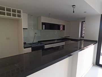 EN VENTA Semipiso al frente de 3 amb. c/coch. LANUS O. CENTRO. IBERLUCEA III. SUM Y PISCINA