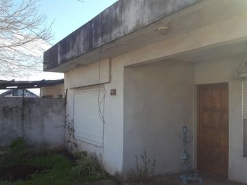 LONGCHAMPS - Casa Con Galpón Apta Crédito