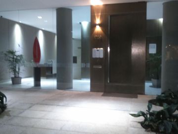 AMPLIA OFICINA CONSULTORIO SHOWROOM CON COCHERA