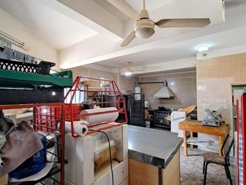VENDE LOCAL EN ESQUINA EN VILLA GERAL MITRE CON MOBILIARIO