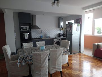 Vende 2 Ambientes En Caballito , Muy Amplio Luminoso. Refaccionado A Nuevo