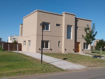 Moderna Casa a Estrenar - Bº Cº El Canton