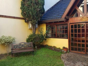 CASA DE 5/6 AMBIENTES CON QUINCHO Y JARDIN , 430 M2