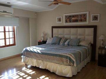 CASA DE 5/6 AMBIENTES CON QUINCHO Y JARDIN , 430 M2