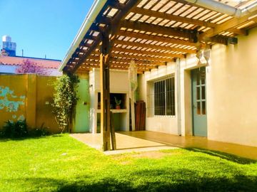 SE VENDE EXCELENTE PROPIEDAD DE 4 AMBIENTES EN FLORIDA MITRE PH AL FRENTE SOBRE LOTE DE 270M2.