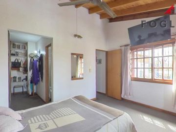 Excelente Casa de 5 Amb con Pileta, Jardin, Quincho, Garage