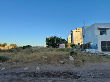 EXCELENTE TERRENO A PASOS DEL MAR