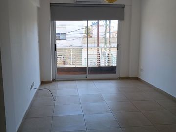 Monoambiente al fte c/balcón
