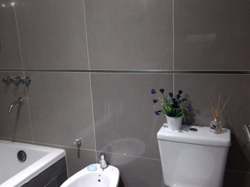 TRIPLEX DE 4 AMB , AMPLIO GARAGE , INMEJORABLE UBICACION , 250 M2 APROX TOTALES