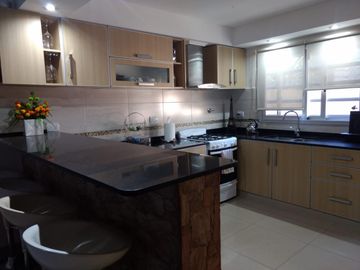 TRIPLEX DE 4 AMB , AMPLIO GARAGE , INMEJORABLE UBICACION , 250 M2 APROX TOTALES