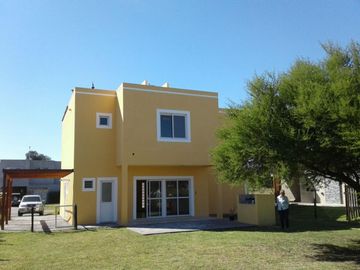Bella casa a estrenar en Bº San Alfonso, Pilar del Este