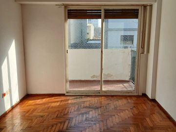 DEPARTAMENTO DE 3 AMBIENTES AL FRENTE CON BALCON CORRIDO