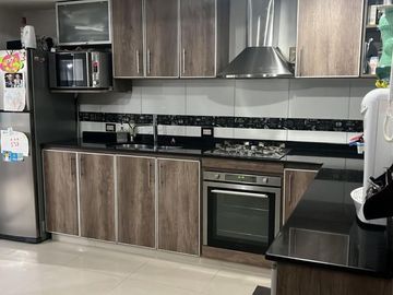 CHALET 6 AMBIENTES CON FONDO, GALPON Y PARQUE - SAN JUSTO