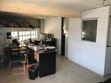 ALQUILER  -  GALPON 480 m2 Aprox. - CON MONTACARGAS - EN DOS PLANTAS -