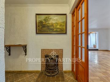 Casa en excelente ubicación, cercana al metro, amplio terreno y linda vista