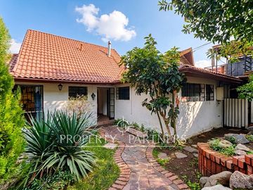 Casa en excelente ubicación, cercana al metro, amplio terreno y linda vista