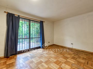 Casa en excelente ubicación, cercana al metro, amplio terreno y linda vista