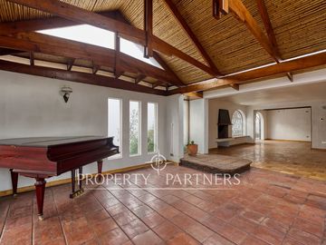 Casa en excelente ubicación, cercana al metro, amplio terreno y linda vista