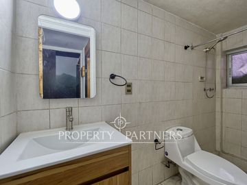 Casa en excelente ubicación, cercana al metro, amplio terreno y linda vista