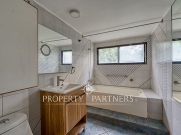 Casa en excelente ubicación, cercana al metro, amplio terreno y linda vista