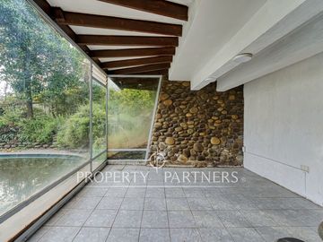 Casa en excelente ubicación, cercana al metro, amplio terreno y linda vista