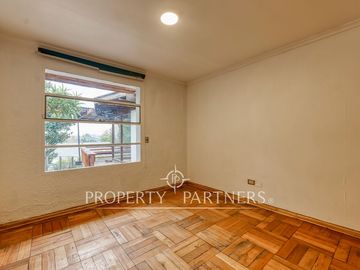 Casa en excelente ubicación, cercana al metro, amplio terreno y linda vista