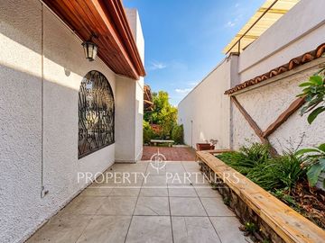 Casa en excelente ubicación, cercana al metro, amplio terreno y linda vista