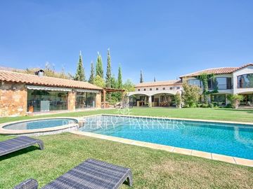 Condominio con cancha de golf y seguridad en Piedra Roja