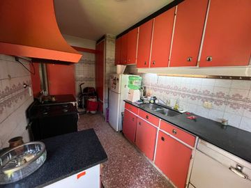 Tríplex Señorial con Cochera y Jardín en Wilde