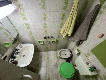 Tríplex Señorial con Cochera y Jardín en Wilde