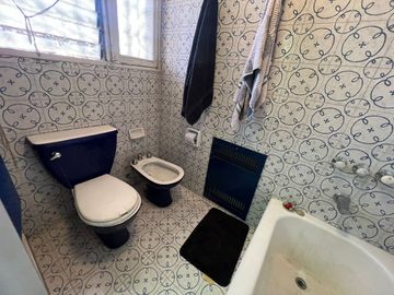 Tríplex Señorial con Cochera y Jardín en Wilde