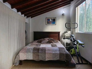 VENTA CASA EN LA LOMA DE LOS BERNAL - MEDELLIN