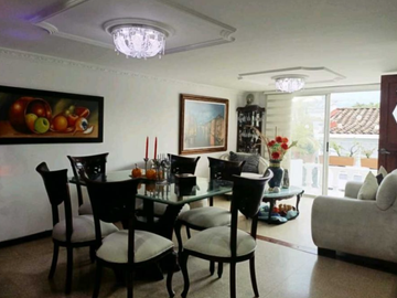 VENTA CASA EN LA LOMA DE LOS BERNAL - MEDELLIN