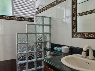 Casa en El Tesoro con amplio jardín privado