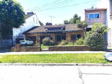 CASA 4 AMB  EN VENTA VILLA ADELINA JARDIN PILETA