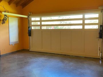 CASA DE CATEGORIA EN BARRIO LAS LOMITAS.