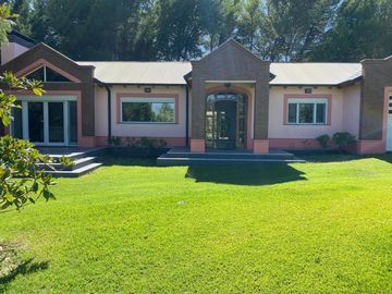 CASA DE CATEGORIA EN BARRIO LAS LOMITAS.