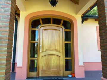 CASA DE CATEGORIA EN BARRIO LAS LOMITAS.