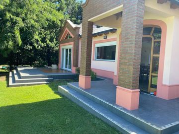 CASA DE CATEGORIA EN BARRIO LAS LOMITAS.
