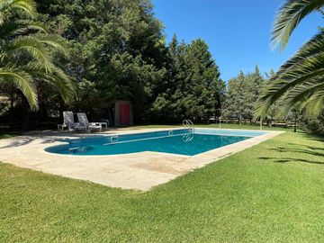 CASA DE CATEGORIA EN BARRIO LAS LOMITAS.